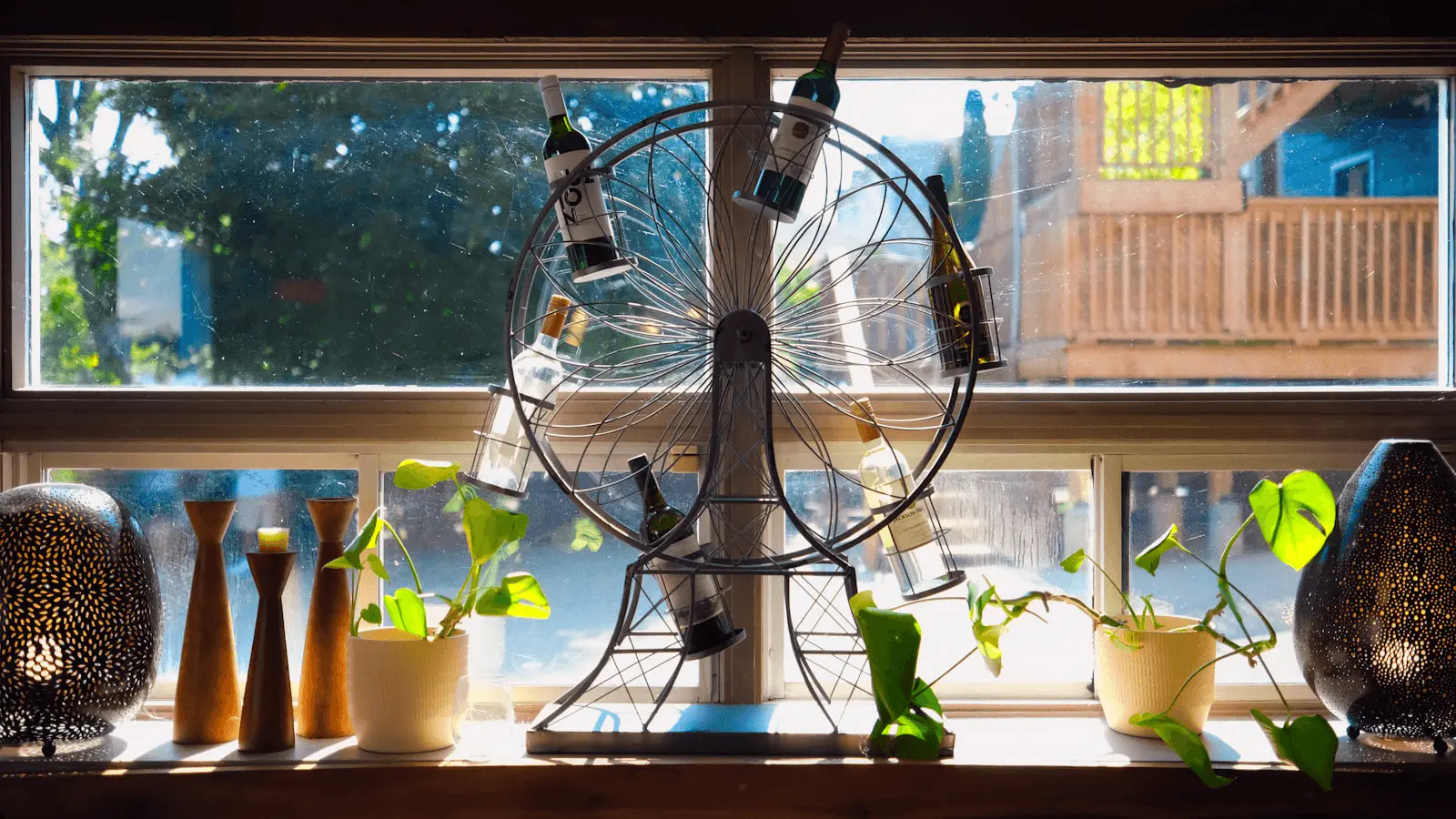 Rebord de fenêtre ouverte garni de plantes d'intérieur, symbolisant l'aération et la qualité de l'air en chambre
