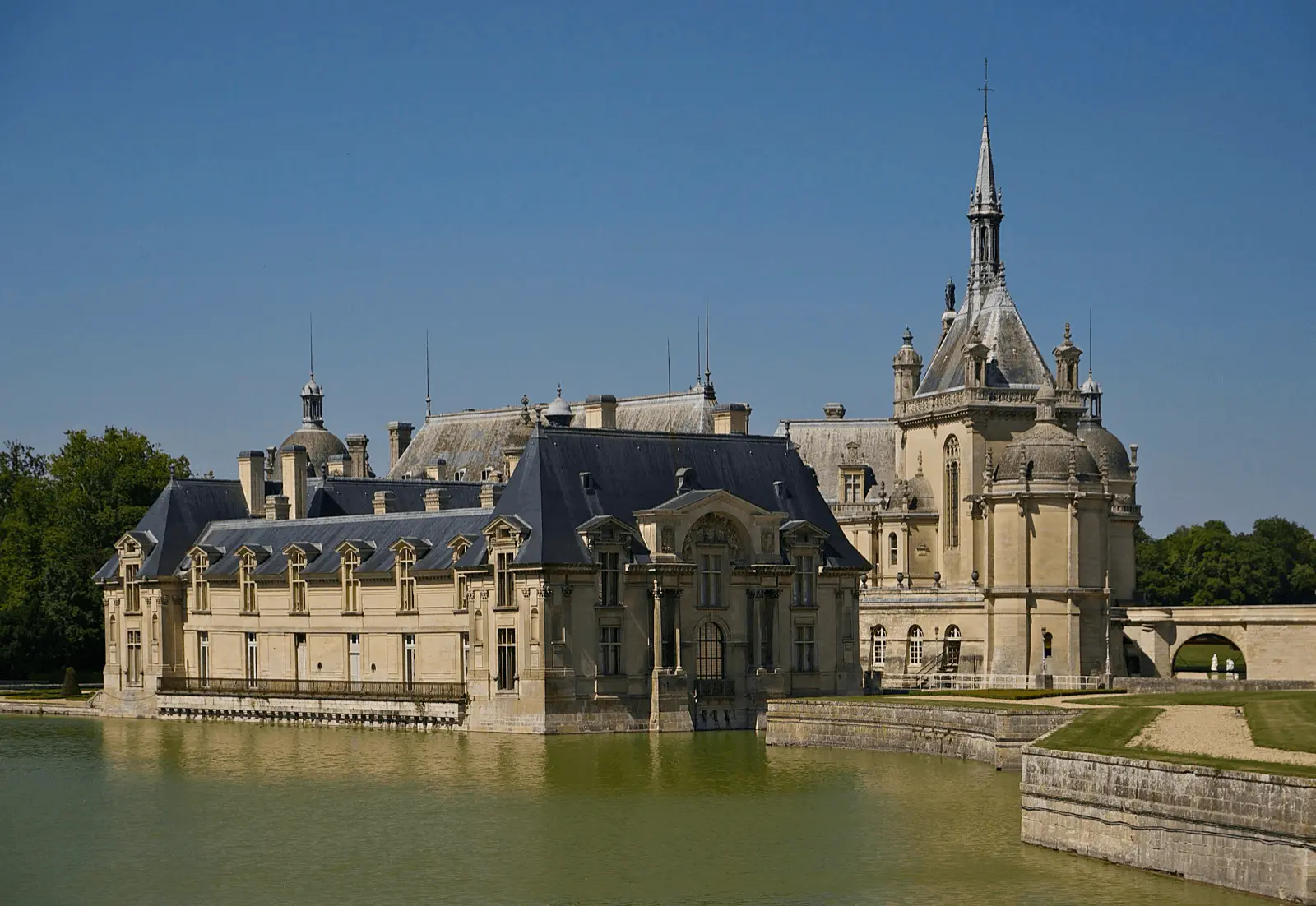 Le château de Chantilly et ses douves, dans l'Oise, cadre des Journées des Plantes