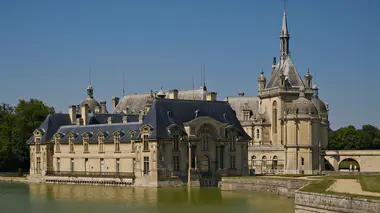 Le château de Chantilly et son reflet dans les douves, dans l'Oise, cadre des Journées des Plantes