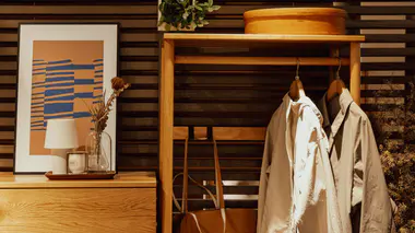 Étagère en bois dans un appartement, décoration sans fixation murale