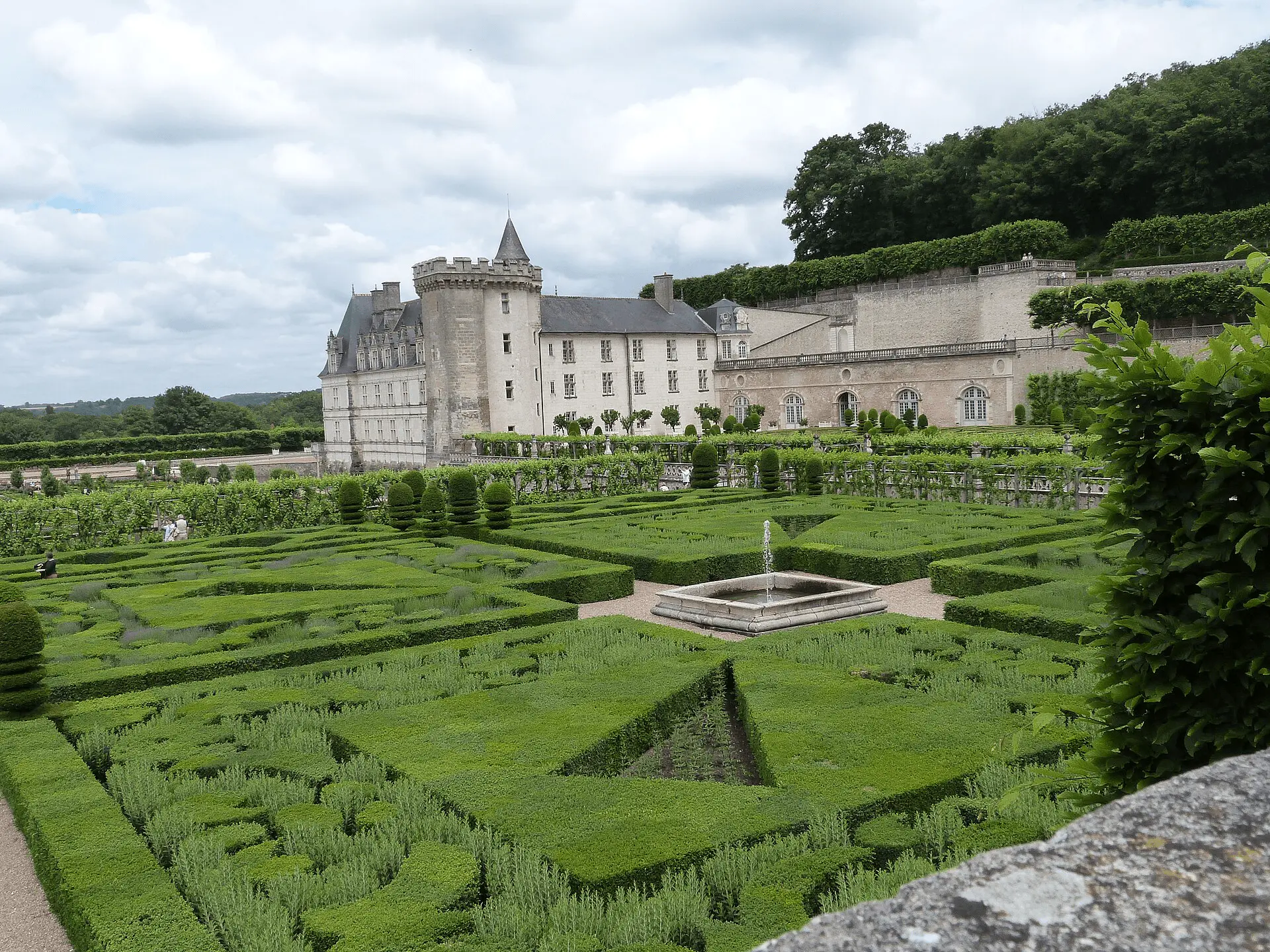 Parterres de buis taillés et fontaine du jardin d'ornement du château de Villandry, jardin remarquable d'Indre-et-Loire